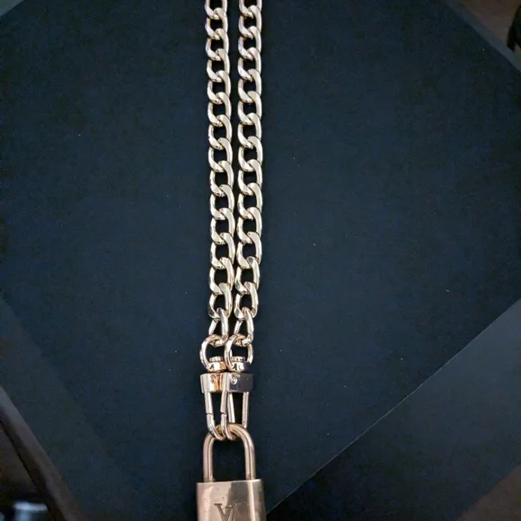 Louis Vuitton Lock, key and chain - Picture 2 of 8